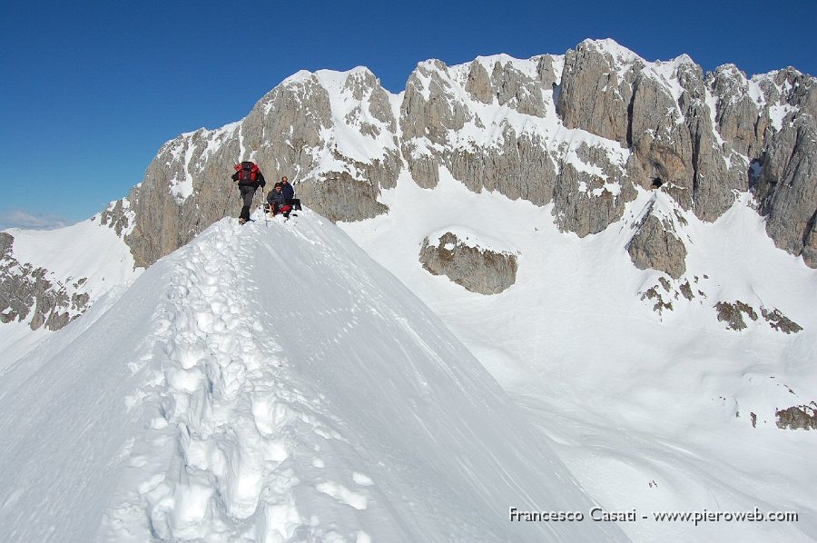 10 Scialpinisti si godono il sole.jpg